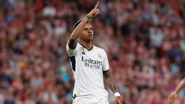 BILBAO, 12/08/2023.- El delantero del Real Madrid Rodrygo Goes celebra tras marcar ante el Athletic, durante el partido de Liga en Primera División que disputan este sábado en el estadio de San Mamés, en Bilbao. EFE/Miguel Toña
