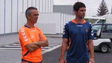 Víctor Pérez, junto al doctor Grande, durante esta pretemporada.