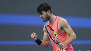 Carlos Alcaraz, contra Juncheng Shang en Shanghái.