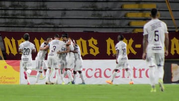 IBAGUE - COLOMBIA, 14-05-2022: Jugadores del Envigado celebran después de anotar el primer gol durante partido entre Deportes Tolima y Envigado F.C. por la fecha 20 como parte de la Liga BetPlay DIMAYOR I 2022 jugado en el estadio Manuel Murillo Toro de la ciudad de Ibagué. / Players of Envigado celebrate after scoring the first goal during match between Deportes Tolima and Envigado F.C. for the date 20 as part of BetPlay DIMAYOR League I 2022 played at Manuel Murillo Toro stadium in Ibague. Photo: VizzorImage / Juan Torres / Cont