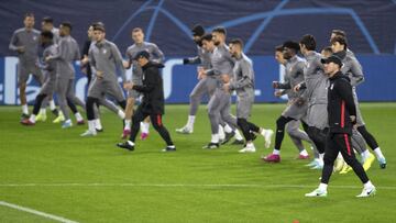 Simeone, con el grupo, en el entrenamiento del Atl&eacute;tico en el Estadio de Lokomotiv.