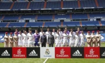 El Real Madrid C. F. y Emirates presentaron el nuevo acuerdo de patrocinio entre ambas entidades y la camiseta de la temporada 2013/14, que llevará el nombre de la compañía aérea.Al acto también acudieron los jugadores de la plantilla blanca, que posaron con las nuevas equipaciones.