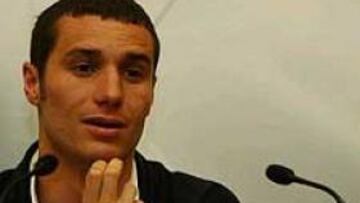 <b>DEFENSA INÉDITA.</B> La baja de Helguera obligaría al Madrid a jugar ante el Lokomotiv con una defensa inédita.