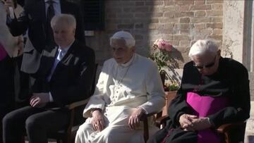 Benedicto XVI en estado grave debido a un 'herpes' en la cara