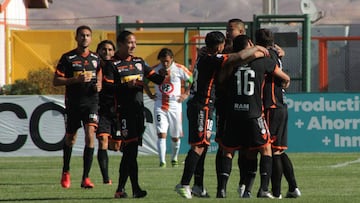 Los jugadores de Cobreloa, festejan su gol contra Cobresal, durante el partido de primera B en el estadio El Cobre.