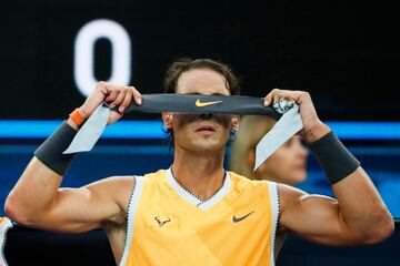 Nadal colocándose la cinta para el pelo. 