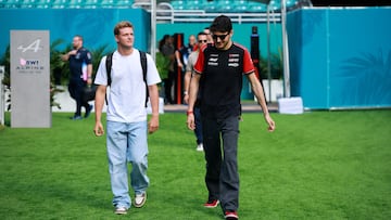 Mick Schumacher, junto a Esteban Ocon en el 'paddock' de la F1 en Miami.