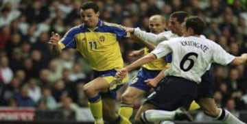 En enero de 2001, Zlatan debutó con la Selección de Suecia. Ese mismo año recibió su primer capitanía en un juego ante Inglaterra. 