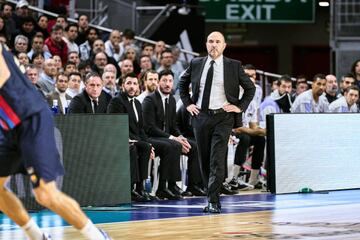 Chus Mateo, entrenador del Real Madrid, el pasado 2 de enero ante el Barcelona en la ACB.