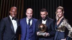 Paris (France), 17/10/2022.- Karim Benzema (2-R) of Real Madrid poses with the Men'Äôs Ballon d'Or Trophy next to former Ivorian soccer player Didier Drogba (L), former soccer player Zinedine Zidane (2-L) and French-British TV journalist Sandy Heribert (R), during the Ballon d'Or ceremony in Paris, France, 17 October 2022. For the first time the Ballon d'Or, presented by the magazine France Football, will be awarded to the best players of the 2021-22 season instead of the calendar year. (Francia) EFE/EPA/Mohammed Badra
