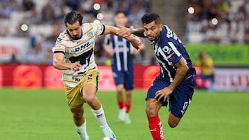 Pablo Bennevendo (L) of Pumas fights f the ball with Jesus Manuel Corona (R) of Monterrey during the 13th round match between Monterrey and Pumas UNAM as part of the Liga BBVA MX, Torneo Apertura 2024 at BBVA Bancomer Stadium on October 23, 2024 in Monterrey, Nuevo Leon, Mexico.