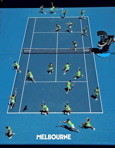 Corentin Moutet debió sentir algo parecido en el Open de Australia. Un Carlos Alcaraz que, en esta foto-secuencia tomada en la Rod Laver Arena de Melbourne ayer, se multiplicó para derrotarle con falicidad por 6-2, 6-4 y 6-1.