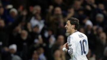 Ozil celebra su tanto ante el Atl&eacute;tico de Madrid.