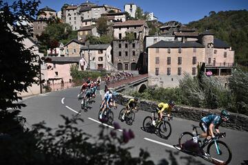 Wout Van Aert del Jumbo Visma se volvió a quedar con la victoria después de una etapa marcada por los abanicos que afectaron a varios que estaban en el Top 10 de la clasificación general. Egan es el mejor colombiano a 13 segundos del líder Adam Yates del 