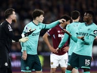 Yerson Mosquera provocó una amarilla y su DT lo cuestionó por el error cometido.