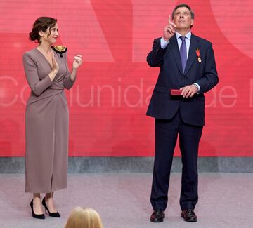 La presidenta de la Comunidad de Madrid, Isabel Díaz Ayuso, entrega uno de los galardones a Juan Carlos Quer Pinto, padre de Diana Quer.