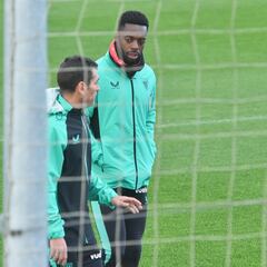 Iñaki Williams camina por Lezama