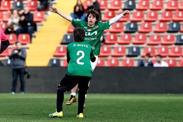Alegría de Roscón, hijo de Samantha Vallejo-Nágera, junto a Pablo Nieto, expiloto español de motociclismo.