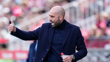 Claudio Giráldez da instrucciones desde la banda durante el encuentro ante el Girona en Montilivi.