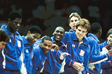 Steve Alford, Patrick Ewing, Vern Fleming, Alvin Robertson, Michael Jordan, Joe Kleine, Jon Koncak y Chris Mullin, con el oro olímpico.