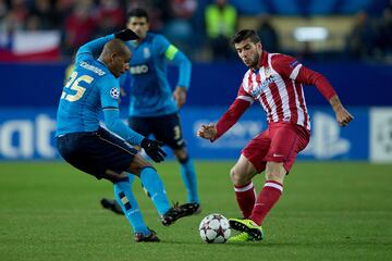 Simeone busca reforzar su lateral izquierdo y lo hace con Emiliano Insúa. Suplente de Filipe Luis, cumple con su cometido de participar con consistencia en las ausencias del brasileño. Se mantiene en la plantilla durante un año y medio como colchonero antes de salir en busca de protagonismo. En total, viste la camiseta del Atlético 17 veces antes de marcharse cedido al Rayo.