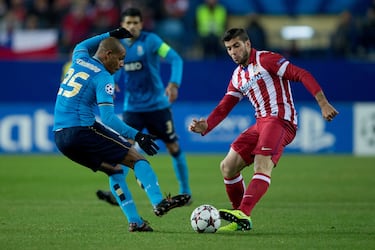 Simeone busca reforzar su lateral izquierdo y lo hace con Emiliano Insúa. Suplente de Filipe Luis, cumple con su cometido de participar con consistencia en las ausencias del brasileño. Se mantiene en la plantilla durante un año y medio como colchonero antes de salir en busca de protagonismo. En total, viste la camiseta del Atlético 17 veces antes de marcharse cedido al Rayo.