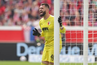 Altura: 1,97 m | Pie: derecho | Sin club desde: 01/07/24 | Valor de mercado: 800.000 euros | Último club: FC Augsburgo