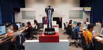 ¡Nosotros ya lo alzamos! El trofeo de Liga MX visita la redacción de As México