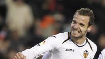 El delantero valencianista, Roberto Soldado, recuperado, podría estar frente al Atlético.