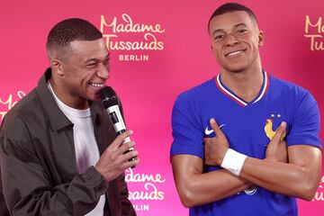 Kylian Mbappé presenta su figura con la equipación de Les Bleus que será llevada al museo Madame Tussauds en Berlín.