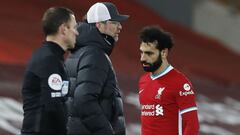 Carragher: Salah substitution against Chelsea was "strange"