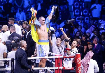 Oleksandr Usyk of Ukraine celebrates 