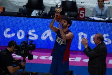 Juan Carlos Navarro recoge el trofeo de la consolación.