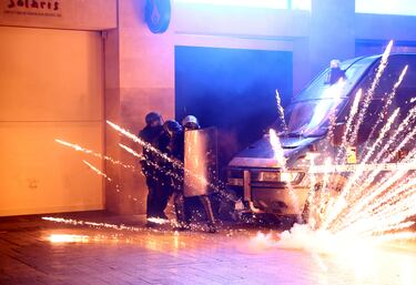 Los seguidores del PSG se congregaron en masa en el centro de París tras la victoria por 5-0 ante el Inter. Las celebraciones incluyeron fuegos, bengalas y banderas.