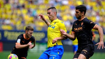 GRAF9793. CÁDIZ, 30/04/2023.- El jugador del Valencia CF Cenk Özkacar (d) lucha por el balón con el jugador del Cádiz CF Sergi Guardiola, durante el partido de LaLiga que enfrentó al Cádiz CF y al Valencia CF este domingo en el Estadio Nuevo Mirandilla (Cádiz). EFE/Román Ríos