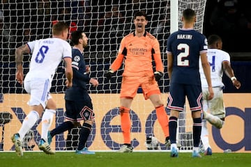 Courtois le paró un penalti a Messi.