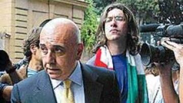 <b>NO DIMITIRÁ.</B> Pese a que la UE le ha colocado en una situación delicada, Galliani seguirá en la Liga.