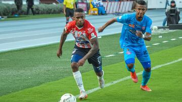 BARRANQUIILLA - COLOMBIA, 05-03-2022: Fabian Viafara del Junior disputa bal&Atilde;&sup3;n con Brayan Correa del Magdalena durante partido de la fecha 10 como parte de la Liga BetPlay DIMAYOR I 2022 entre Atl&Atilde;&copy;tico Junior y Uni&Atilde;&sup3;n 