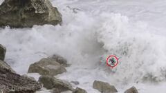 Ross Clarke-Jones, atrapado entre las rocas y las olas de Nazaré