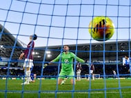 Soccer Football - Premier League - Brighton & Hove Albion v Burnley - The American Express Community Stadium, Brighton, Britain - January 3, 2026 Burnley's Martin Dubravka reacts after Brighton & Hove Albion's Yasin Ayari scores their second goal REUTERS/Tony O Brien EDITORIAL USE ONLY. NO USE WITH UNAUTHORIZED AUDIO, VIDEO, DATA, FIXTURE LISTS, CLUB/LEAGUE LOGOS OR 'LIVE' SERVICES. ONLINE IN-MATCH USE LIMITED TO 120 IMAGES, NO VIDEO EMULATION. NO USE IN BETTING, GAMES OR SINGLE CLUB/LEAGUE/PLAYER PUBLICATIONS. PLEASE CONTACT YOUR ACCOUNT REPRESENTATIVE FOR FURTHER DETAILS..