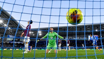 Soccer Football - Premier League - Brighton & Hove Albion v Burnley - The American Express Community Stadium, Brighton, Britain - January 3, 2026 Burnley's Martin Dubravka reacts after Brighton & Hove Albion's Yasin Ayari scores their second goal REUTERS/Tony O Brien EDITORIAL USE ONLY. NO USE WITH UNAUTHORIZED AUDIO, VIDEO, DATA, FIXTURE LISTS, CLUB/LEAGUE LOGOS OR 'LIVE' SERVICES. ONLINE IN-MATCH USE LIMITED TO 120 IMAGES, NO VIDEO EMULATION. NO USE IN BETTING, GAMES OR SINGLE CLUB/LEAGUE/PLAYER PUBLICATIONS. PLEASE CONTACT YOUR ACCOUNT REPRESENTATIVE FOR FURTHER DETAILS..