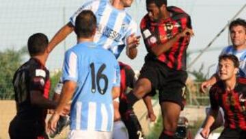 <b>AMBIENTE DE FIESTA. </b>Las excelentes instalaciones del Marbella Football Center estaban a reventar. Y la gente disfrutó con el espectáculo ofrecido por un Málaga que goleó y ofreció unas sensaciones muy buenas ante un rival que apenas opuso resistencia al vendaval blanquiazul.