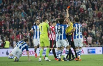1-0. El árbitro Martínez Munuera expulsó a Mikel Gónzalez por derribar a Aduriz dentro de área. El delantero vasco anotó el primer tanto de penalti.