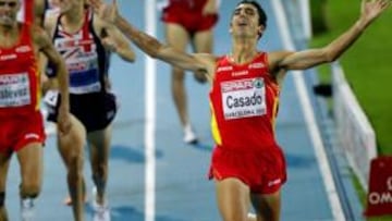 <b>DESLUMBRANTE. </b>El madrileño Arturo Casado muestra su alegría tras vencer magistralmente en la final de los 1.500 metros de los Campeonatos de Europa de Barcelona.