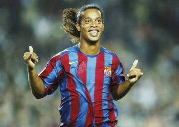Si Ronaldinho hubiera mantenido el nivel que mostró entre el 2002 y el 2007 unos cuantos años más, hubiera sido muy difícil sacarle del once histórico. ‘La sonrisa del fútbol’ conquistó a todos los aficionados de Brasil y el Barcelona con su magia. Logró que el Bernabéu le aplaudiera tras una exhibición en un Clásico.