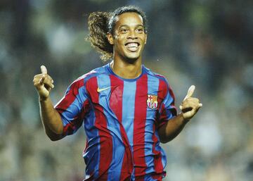 Si Ronaldinho hubiera mantenido el nivel que mostr¨® entre el 2002 y el 2007 unos cuantos a?os m¨¢s, hubiera sido muy dif¨ªcil sacarle del once hist¨®rico. ¡®La sonrisa del f¨²tbol¡¯ conquist¨® a todos los aficionados de Brasil y el Barcelona con su magia. Logr¨® que el Bernab¨¦u le aplaudiera tras una exhibici¨®n en un Cl¨¢sico.