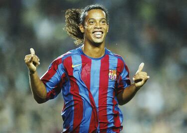 Si Ronaldinho hubiera mantenido el nivel que mostró entre el 2002 y el 2007 unos cuantos años más, hubiera sido muy difícil sacarle del once histórico. ‘La sonrisa del fútbol’ conquistó a todos los aficionados de Brasil y el Barcelona con su magia. Logró que el Bernabéu le aplaudiera tras una exhibición en un Clásico.