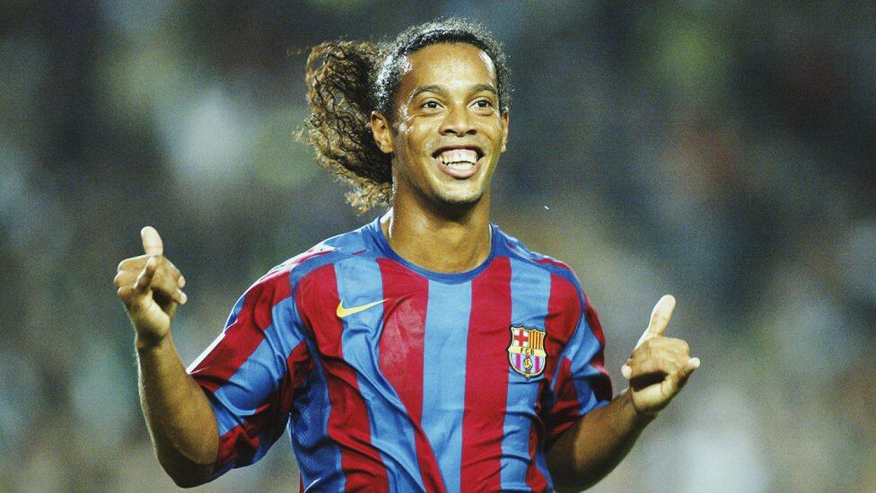 Si Ronaldinho hubiera mantenido el nivel que mostró entre el 2002 y el 2007 unos cuantos años más, hubiera sido muy difícil sacarle del once histórico. ‘La sonrisa del fútbol’ conquistó a todos los aficionados de Brasil y el Barcelona con su magia. Logró que el Bernabéu le aplaudiera tras una exhibición en un Clásico.