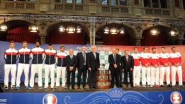 PELILLOS A LA MAR. La C&aacute;mara de Comercio de Lille acogi&oacute; el sorteo de la final Francia-Suiza. Durante el acto se pudo ver a Federer y Wawrinka reconciliados y sonrientes.
 