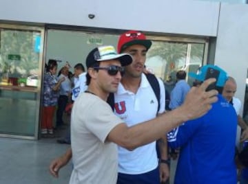 Osvaldo González posa para una 'selfie' con un hincha.